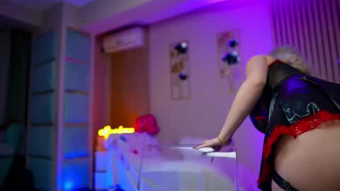 SabrinaJade online show from December 17, 5:35 am