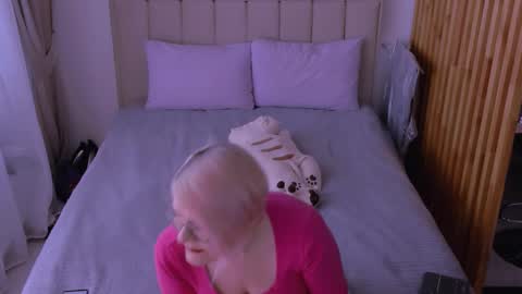 Sabrina MacMarren online show from March 17, 9:01 am