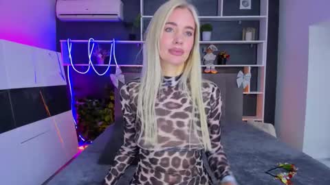 Snapshot of sabrinasharm chatting on December 14, 12:54 pm Sabrina online show from December 14, 12:54 pm