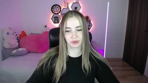 Snapshot of sabrinviolet chatting on May 3, 8:09 am Sabrina Violet online show from May 3, 8:09 am