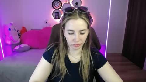 Snapshot of sabrinviolet chatting on May 6, 8:08 am Sabrina Violet online show from May 6, 8:08 am