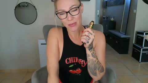 sacha__xx online show from October 16, 12:28 pm