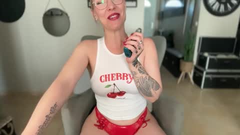 sacha__xx online show from April 7, 1:44 pm