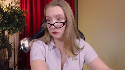 Snapshot of saint__vicious chatting on December 4, 8:39 pm saint__vicious online show from December 4, 8:39 pm