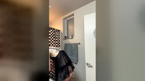 Snapshot of salemswitchxx chatting on January 15, 3:11 am Salem online show from January 15, 3:11 am