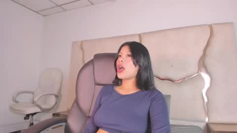 salmaportman_ online show from May 13, 2:31 am