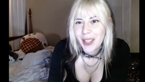 Snapshot of salted_carmen chatting on November 16, 1:33 am Carmen online show from November 16, 1:33 am