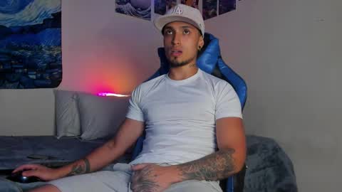 Snapshot of salvatore_dereck chatting on February 12, 12:49 am online show from February 12, 12:49 am