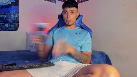 Snapshot of salvatore_dereck chatting on March 18, 12:58 am online show from March 18, 12:58 am