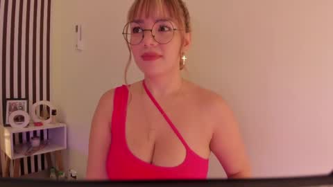Snapshot of samaantha_white_ chatting on May 2, 11:48 am Samaantha online show from May 2, 11:48 am