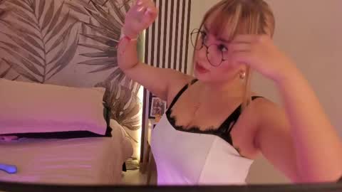 Snapshot of samaantha_white_ chatting on May 9, 11:37 am Samaantha online show from May 9, 11:37 am
