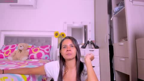 Snapshot of samanta_65 chatting on May 1, 5:01 am carolina online show from May 1, 5:01 am
