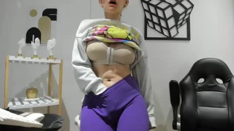 Snapshot of samantha_larusso_ chatting on July 1, 1:51 am Andy online show from July 1, 1:51 am