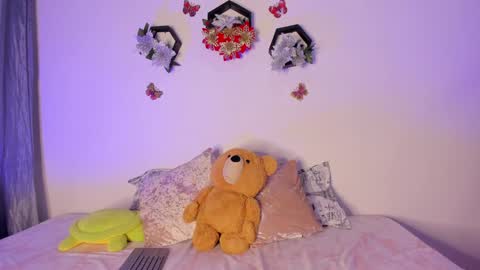 Snapshot of samara_jonnes_ chatting on December 26, 11:46 pm Samara is my name a pleasure delighted that you are here leave your thumb up it is important to me online show from December 26, 11:46 pm