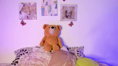 Snapshot of samara_jonnes_ chatting on February 9, 9:06 pm Samara is my name a pleasure delighted that you are here leave your thumb up it is important to me online show from February 9, 9:06 pm