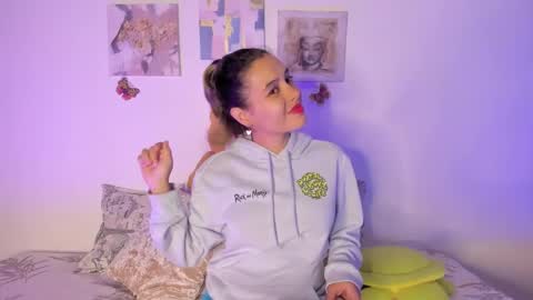 Snapshot of samara_jonnes_ chatting on February 10, 10:40 pm Samara is my name a pleasure delighted that you are here leave your thumb up it is important to me online show from February 10, 10:40 pm