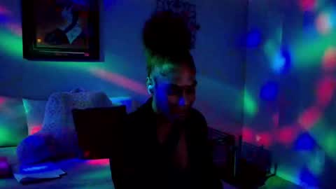 Snapshot of samatha1998 chatting on February 19, 2:33 am Yaya online show from February 19, 2:33 am