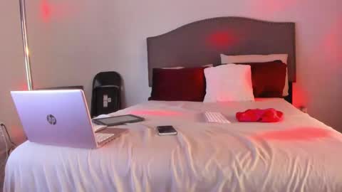 Snapshot of samatha1998 chatting on December 13, 11:10 pm Yaya online show from December 13, 11:10 pm