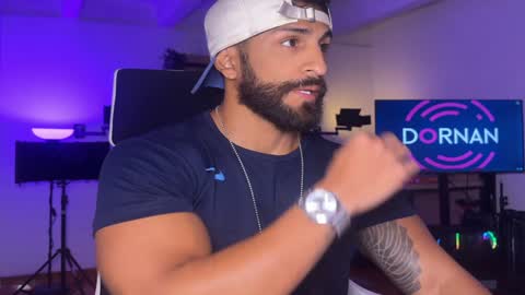 Snapshot of samdornan chatting on December 30, 2:42 am Sam Dornan online show from December 30, 2:42 am