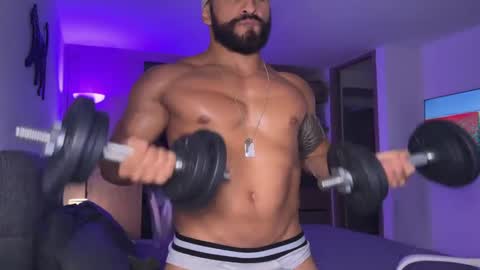 Snapshot of samdornan chatting on January 16, 11:59 pm Sam Dornan online show from January 16, 11:59 pm