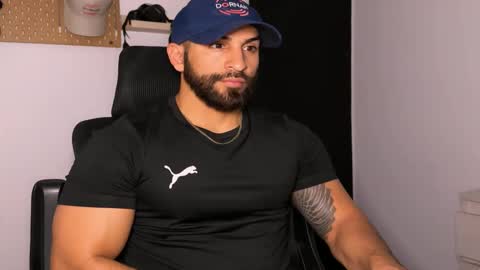 Snapshot of samdornan chatting on February 12, 12:27 am Sam Dornan online show from February 12, 12:27 am