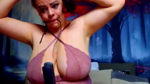 Snapshot of samiraevans chatting on January 7, 8:11 pm online show from January 7, 8:11 pm