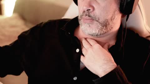 Snapshot of sanders_white chatting on February 1, 5:07 am Sanders online show from February 1, 5:07 am