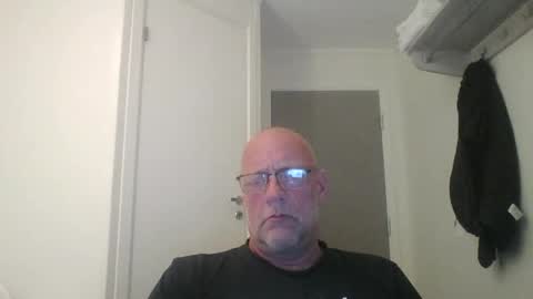 sandnesrune523 online show from April 15, 5:53 pm