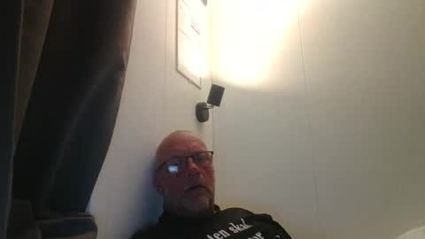 sandnesrune523 online show from April 19, 8:57 am