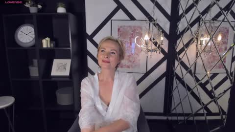 Snapshot of sandra_kind chatting on January 29, 9:01 am Sandra online show from January 29, 9:01 am
