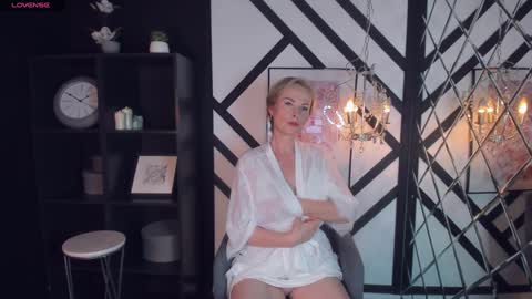 Snapshot of sandra_kind chatting on January 30, 8:11 am Sandra online show from January 30, 8:11 am