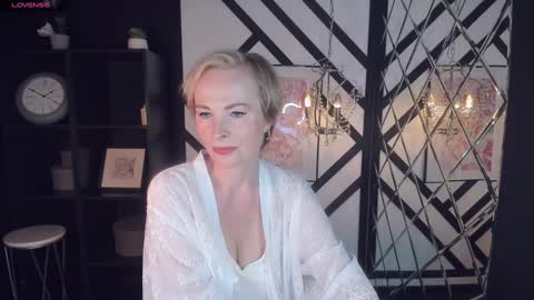 Snapshot of sandra_kind chatting on January 31, 8:32 am Sandra online show from January 31, 8:32 am