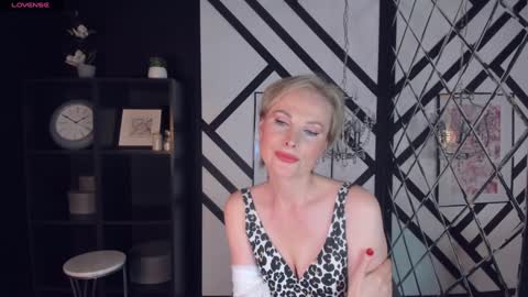 Snapshot of sandra_kind chatting on February 8, 8:52 am Sandra online show from February 8, 8:52 am