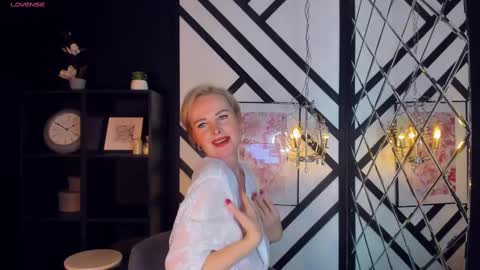 Snapshot of sandra_kind chatting on February 9, 8:44 am Sandra online show from February 9, 8:44 am
