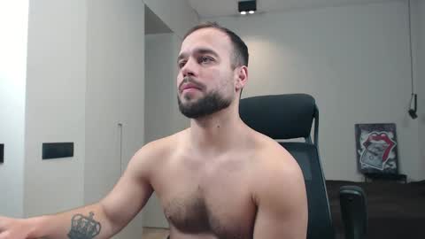 Snapshot of sandro_best chatting on February 9, 12:14 am DeAlex online show from February 9, 12:14 am