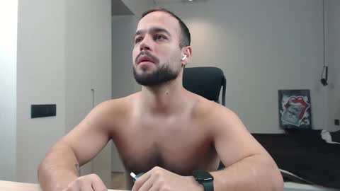 Snapshot of sandro_best chatting on February 11, 9:53 pm DeAlex online show from February 11, 9:53 pm