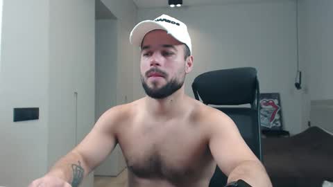 Snapshot of sandro_best chatting on February 17, 9:39 am DeAlex online show from February 17, 9:39 am