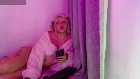 Snapshot of sandy_straw chatting on October 17, 4:37 am sandy_straw online show from October 17, 4:37 am