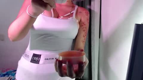 Snapshot of sandy_straw chatting on November 16, 12:05 am sandy_straw online show from November 16, 12:05 am