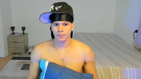 Snapshot of sant_wahlberg chatting on May 15, 11:01 pm Sant online show from May 15, 11:01 pm
