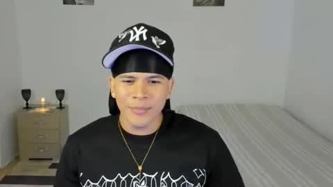 Snapshot of sant_wahlberg chatting on May 17, 11:12 pm Sant online show from May 17, 11:12 pm