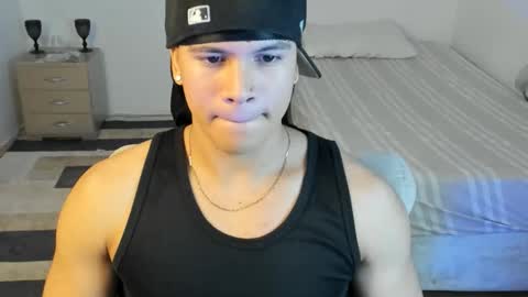 Snapshot of sant_wahlberg chatting on May 23, 11:42 pm Sant online show from May 23, 11:42 pm