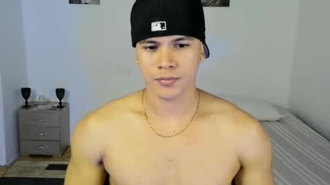 Snapshot of sant_wahlberg chatting on May 27, 10:40 pm Sant online show from May 27, 10:40 pm