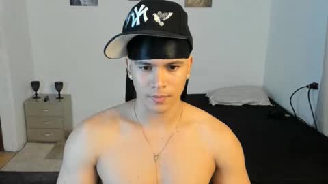 Snapshot of sant_wahlberg chatting on June 11, 2:53 am Sant online show from June 11, 2:53 am