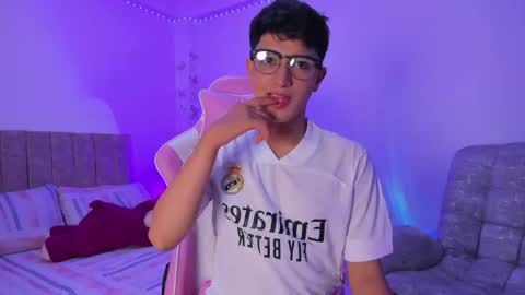 santi online show from April 8, 2:22 am