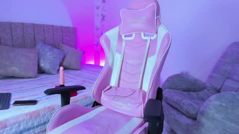Snapshot of santi_ll chatting on May 4, 1:51 pm santi online show from May 4, 1:51 pm