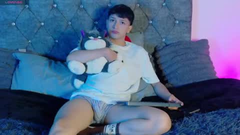 Snapshot of santi_ll chatting on May 22, 12:55 pm santi online show from May 22, 12:55 pm