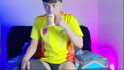 Snapshot of santi_ll chatting on June 6, 12:21 pm santi online show from June 6, 12:21 pm