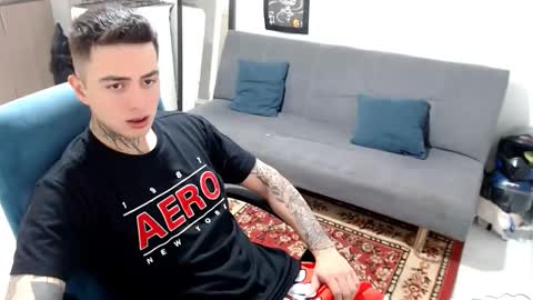 Snapshot of santi_ss chatting on December 2, 2:45 pm santi_ss online show from December 2, 2:45 pm