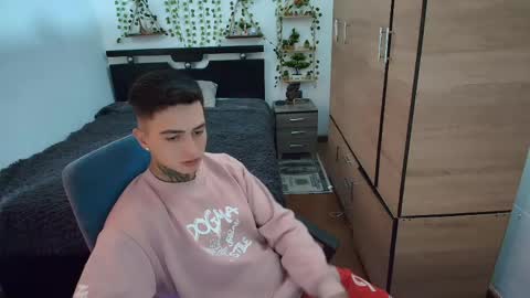 santi_ss online show from April 15, 4:03 pm